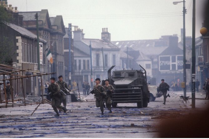 2 Hour Terror and Mural History Belfast taxi Private Tour - Peace Wall: the first lesson in division