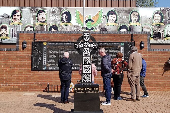 Belfast black taxi tours - The Peace Wall and the physical shape of division