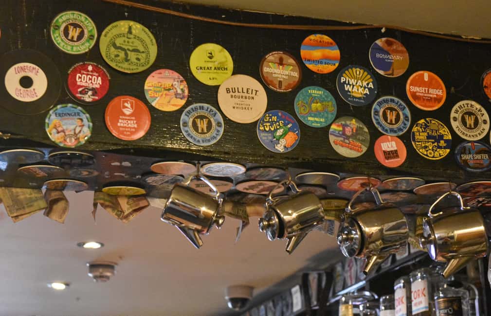 Belfast: Food Tour with 10+ Tastings of Bread, Beer, Seafood - Street art between the plates