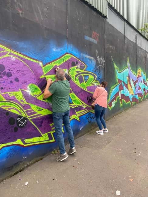 Belfast: Peacewall and Political History Black Taxi Cab Tour - A balanced guide makes the difference