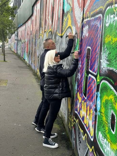 Belfast: Peacewall and Political History Black Taxi Cab Tour - What the 90-minute schedule really gives you
