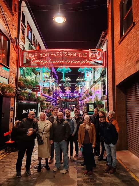 Belfast: Pub Crawl and Bar Walking Tour with Two Drinks - Live Irish music and dancing