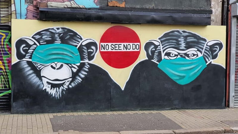 Belfast : Pub Music , Street Art Experience Walking Tour - The Crown, Robinsons, and the Dirty Onion