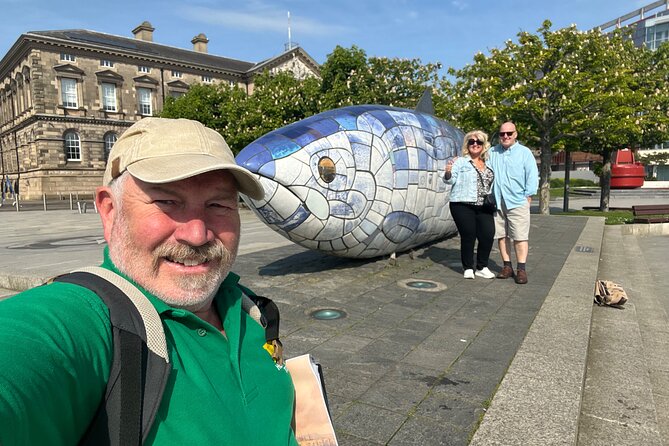 Best of Belfast Driving Taxi Tour with Political Murals - City Hall and the origins of modern Belfast