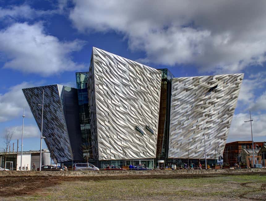 Black Taxi-Style Tour: Murals, Peace Walls & City Highlights - Why Belfast is best understood from the cab