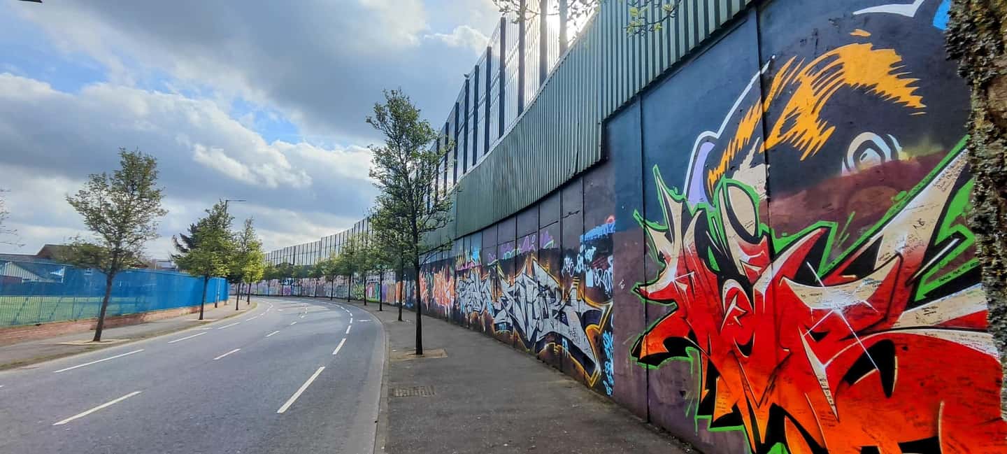 Black Taxi-Style Tour: Murals, Peace Walls & City Highlights - Who will get the most from this tour?
