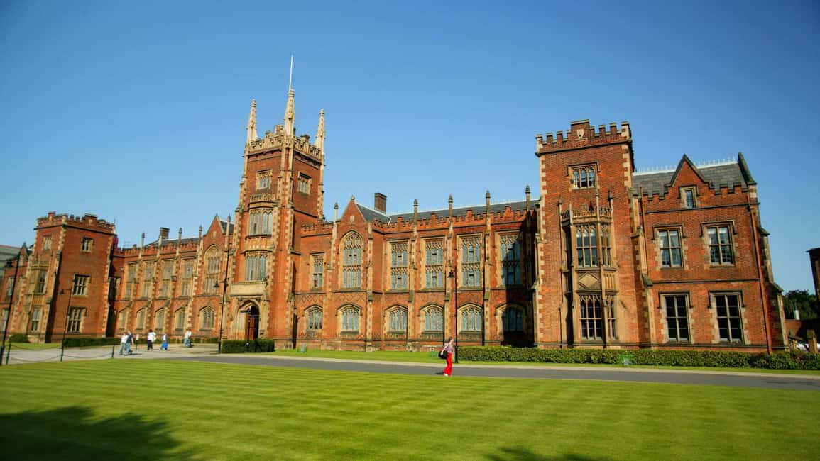 Black Taxi-Style Tour: Murals, Peace Walls & City Highlights - Queen’s University and Belfast’s city-centre face