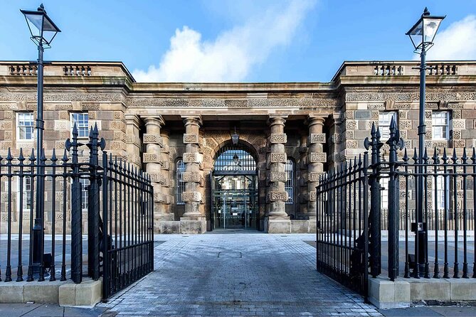 Black Taxi Tour and Crumlin Road Gaol tour Combo - Why this Belfast combination works
