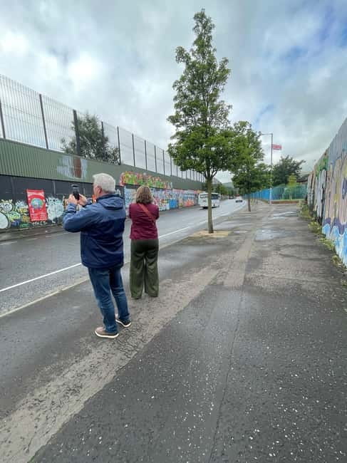 Black Taxi tour of Belfast - The Peace Walls and what they represent