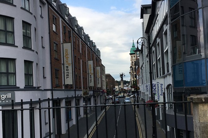 Derrie Danders: Highlights of the Walled City a Self-Guided Audio Tour - From the Millennium Forum to the Derry Girls Mural