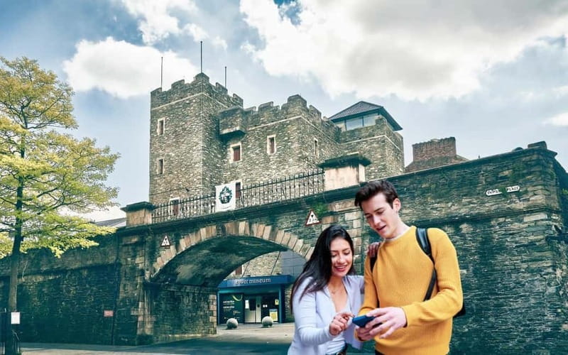 Derry: City Walking Tour & Exploration Game - Walking the historic city walls