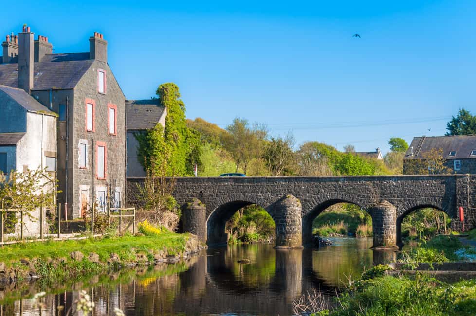 Dublin: Belfast Walk, Dunluce Castle & Giant’s Causeway - Belfast begins with history on foot