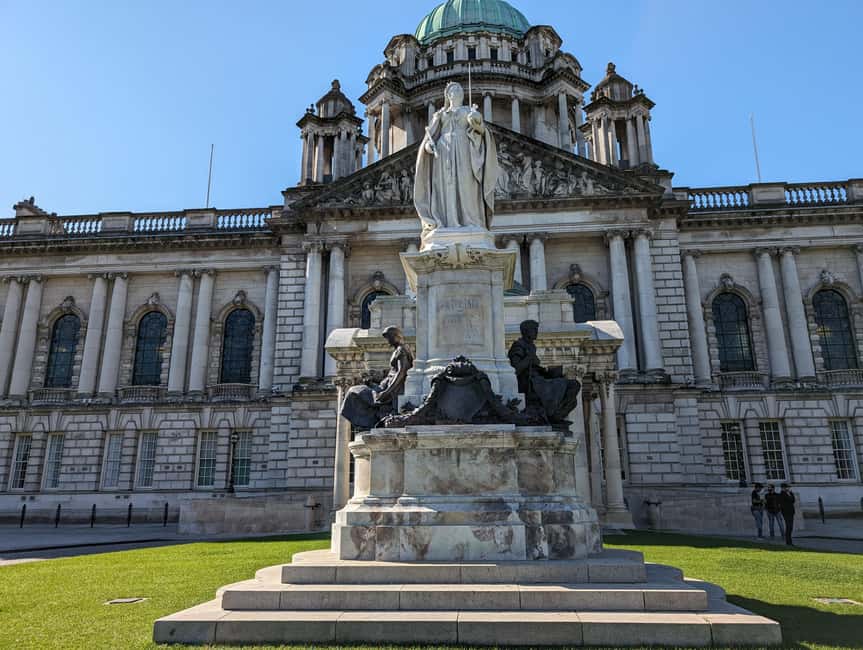German Walking Tour City centre Belfast- Belfast entdecken - Starting beneath Belfast City Hall