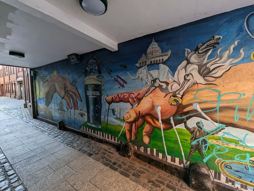 German Walking Tour City centre Belfast- Belfast entdecken - Old pubs, local character, and the city’s music identity