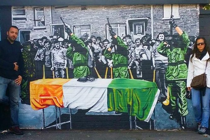 Original Private Belfast Troubles and Peace Cab/Taxi Tour 2 Hours - Writing Your Name on the Peace Wall