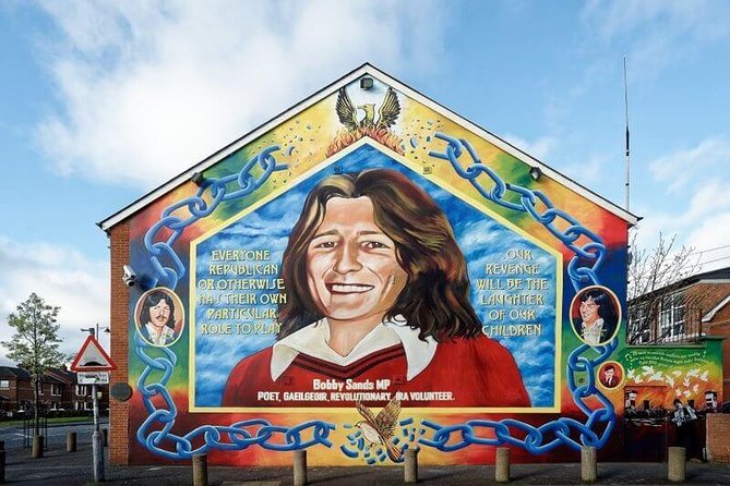 Political Taxi Tour Belfast (1-7 People) - Stop two: the Peace Wall and its signatures
